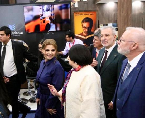 Celebra UdeG centenario de su refundación con pabellón en la FIL