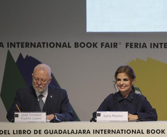 Mtra. Karla Alejandrina Planter Pérez, Rectora General de UdeG y Trinidad Padilla, Presidente de la FIL en presidium