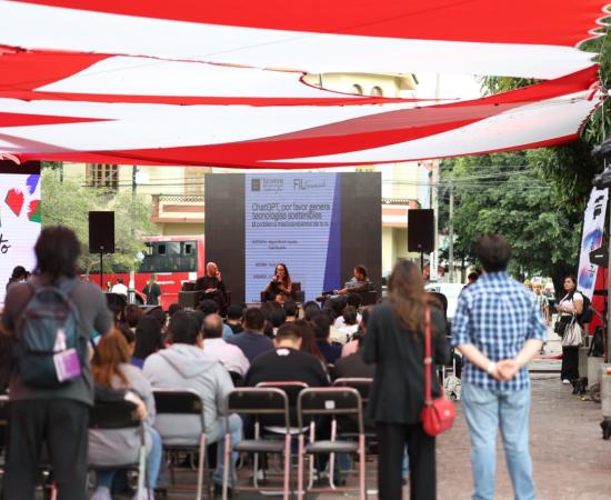 ChatGPT no salvará el planeta: especialistas alertan sobre el costo ambiental de la IA en la FIL 2025