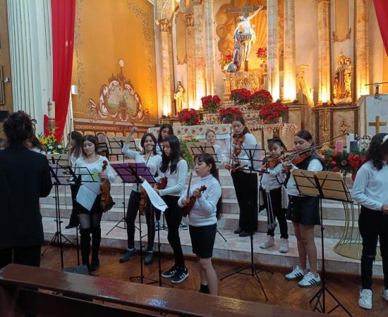 Grupo de violines del Campus Comunitario UDGPlus de Tizapán