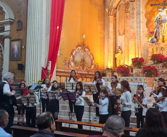 Grupo de violines del Campus Comunitario UDGPlus de Tizapán