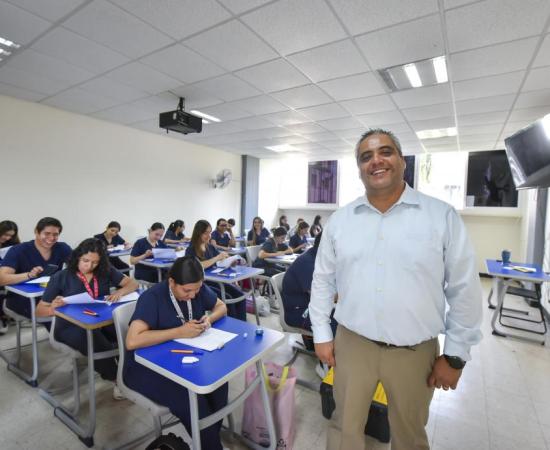 Profesor en un aula con estudiantes 