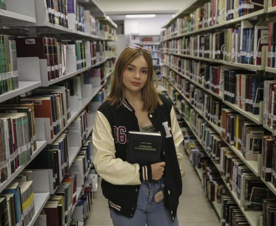Joven en una biblioteca 