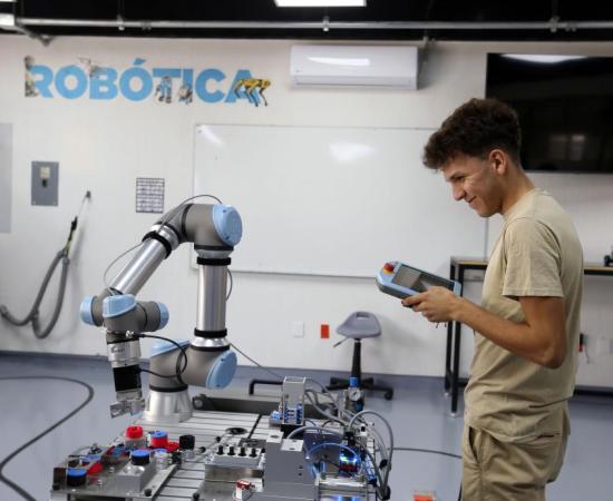 Joven en un salón de robótica 