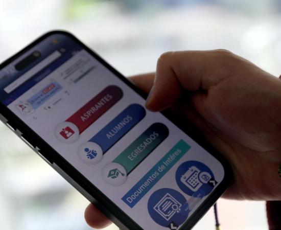 Persona registrandose a la UDG desde un celular