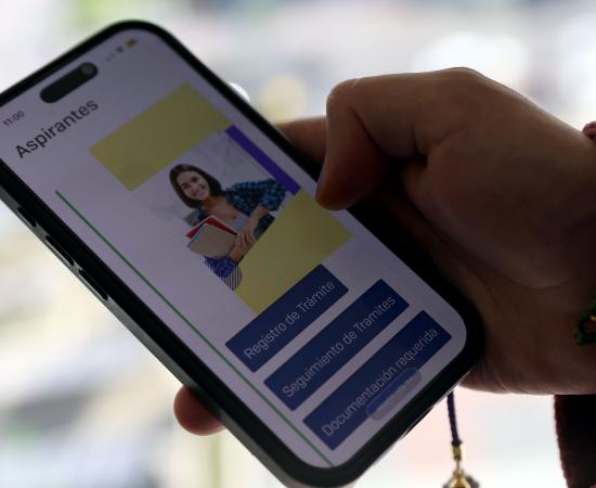 Persona registrandose a la UDG desde un celular