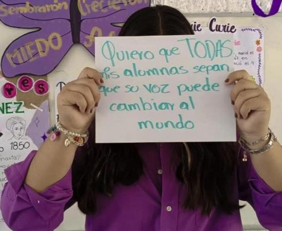 Mujer sosteniendo un letrero