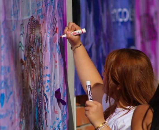 Mujer pintando un mural