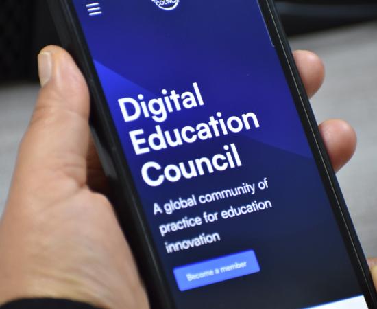 Celular con la página del Digital Education Council 